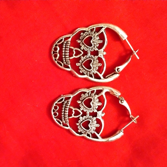 New Skull earrings good for bundles!